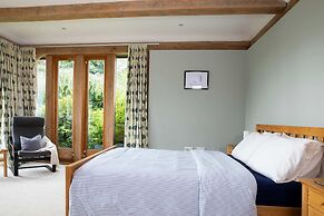 Charming Cottage for 10 in Heart of South Downs