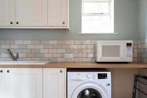 Charming Cottage for 10 in Heart of South Downs