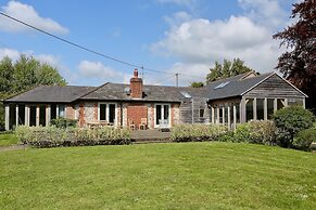 Charming Cottage for 10 in Heart of South Downs