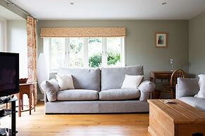 Charming Cottage for 10 in Heart of South Downs