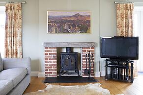 Charming Cottage for 10 in Heart of South Downs