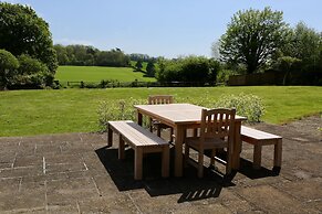 Charming Cottage for 10 in Heart of South Downs