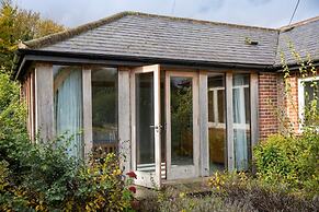 Charming Cottage for 10 in Heart of South Downs