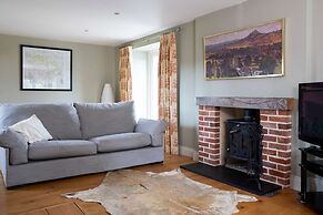 Charming Cottage for 10 in Heart of South Downs