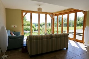 Charming Cottage for 10 in Heart of South Downs