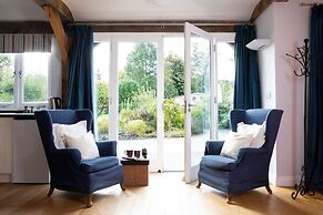 Charming Cottage for 10 in Heart of South Downs