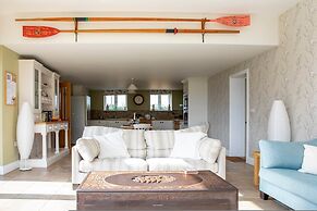 Charming Cottage for 10 in Heart of South Downs