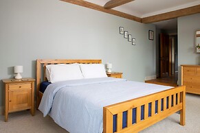 Charming Cottage for 10 in Heart of South Downs