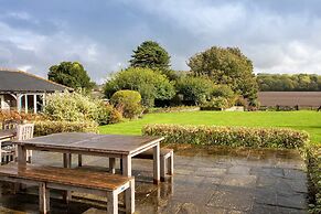 Charming Cottage for 10 in Heart of South Downs