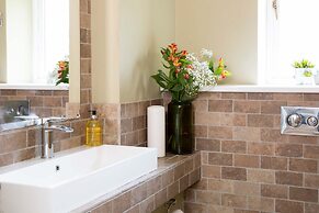 Charming Cottage for 10 in Heart of South Downs