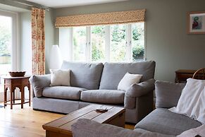 Charming Cottage for 10 in Heart of South Downs