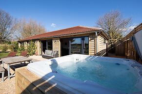 Rural Lodge Retreat With Hot Tub