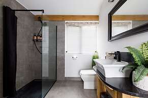 Rural Lodge Retreat With Hot Tub