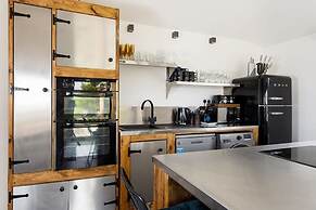 Rural Lodge Retreat With Hot Tub