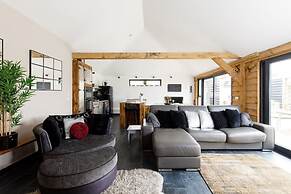 Rural Lodge Retreat With Hot Tub
