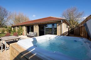Rural Lodge Retreat With Hot Tub