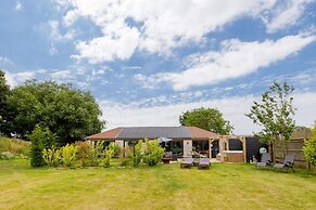 Rural Lodge Retreat With Hot Tub