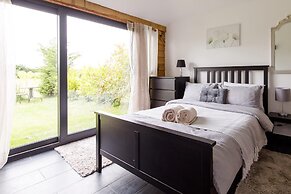 Rural Lodge Retreat With Hot Tub