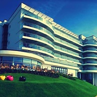 Panoramic sea Views in Beachfront apt w Balcony