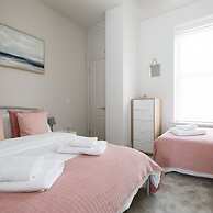 Panoramic sea Views in Beachfront apt w Balcony