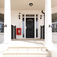 Panoramic sea Views in Beachfront apt w Balcony