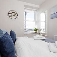 Panoramic sea Views in Beachfront apt w Balcony