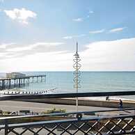 Panoramic sea Views in Beachfront apt w Balcony