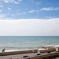 Panoramic sea Views in Beachfront apt w Balcony