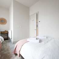 Panoramic sea Views in Beachfront apt w Balcony