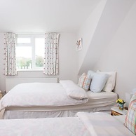 Seaside Detached 4bd Home nr Shops Parking Garden