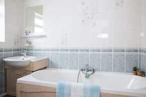 Seaside Detached 4bd Home nr Shops Parking Garden