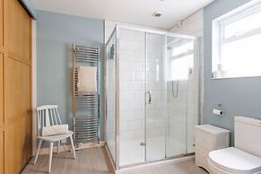 Seaside Detached 4bd Home nr Shops Parking Garden