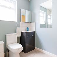 Seaside Detached 4bd Home nr Shops Parking Garden