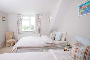 Seaside Detached 4bd Home nr Shops Parking Garden