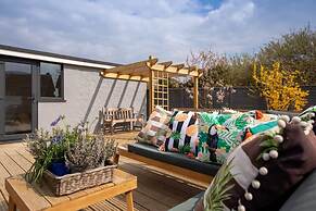 Seaside Serenity 3-bed Deck Garden Near Shore