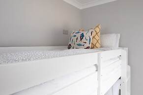 Seaside Serenity 3-bed Deck Garden Near Shore