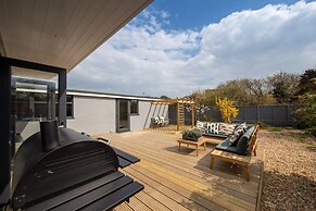 Seaside Serenity 3-bed Deck Garden Near Shore