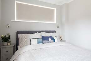 Seaside Serenity 3-bed Deck Garden Near Shore