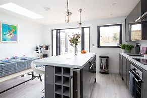 Seaside Serenity 3-bed Deck Garden Near Shore