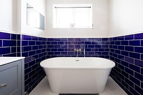 Seaside Serenity 3-bed Deck Garden Near Shore