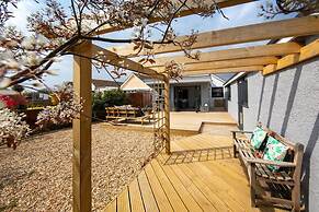 Seaside Serenity 3-bed Deck Garden Near Shore
