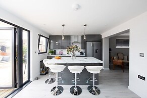 Seaside Serenity 3-bed Deck Garden Near Shore