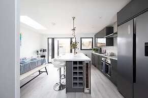 Seaside Serenity 3-bed Deck Garden Near Shore