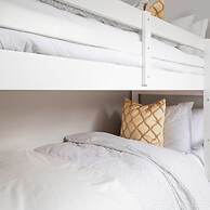 Seaside Serenity 3-bed Deck Garden Near Shore