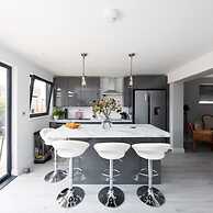 Seaside Serenity 3-bed Deck Garden Near Shore