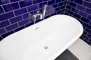 Seaside Serenity 3-bed Deck Garden Near Shore