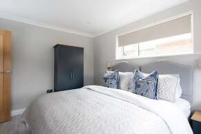 Seaside Serenity 3-bed Deck Garden Near Shore