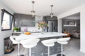 Seaside Serenity 3-bed Deck Garden Near Shore