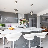 Seaside Serenity 3-bed Deck Garden Near Shore