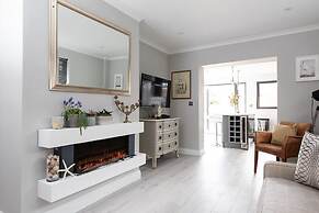 Seaside Serenity 3-bed Deck Garden Near Shore